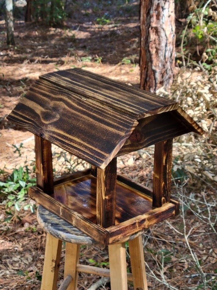&quot;The Barn&quot; wildlife feeder