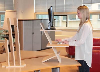 Der You-Stand in Gebrauch mit Monitor und Tastatur