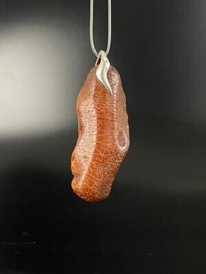 Bernstein Anhänger Rot Kruste glatt Schmuck