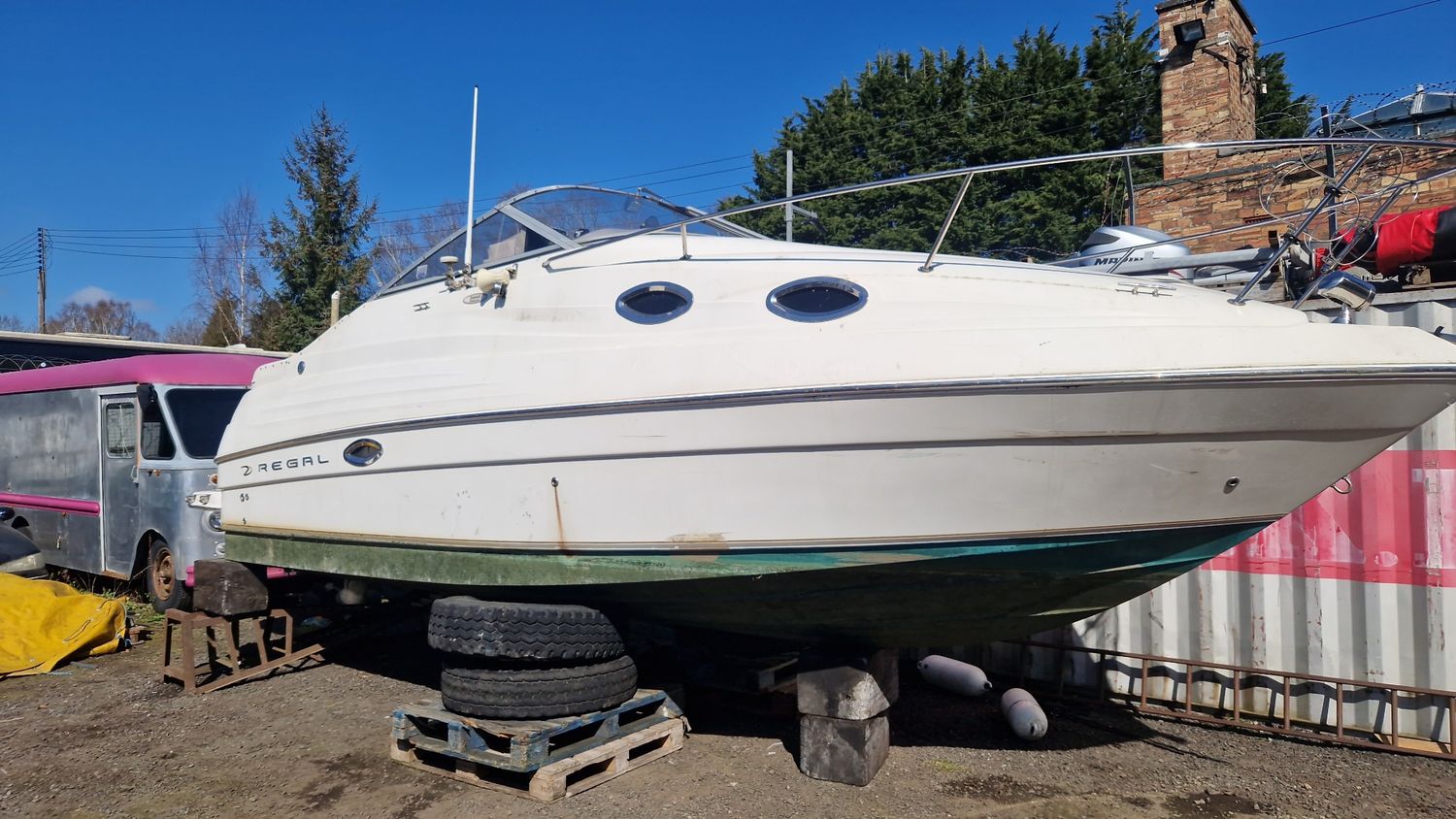 Regal 26 ft powerboat