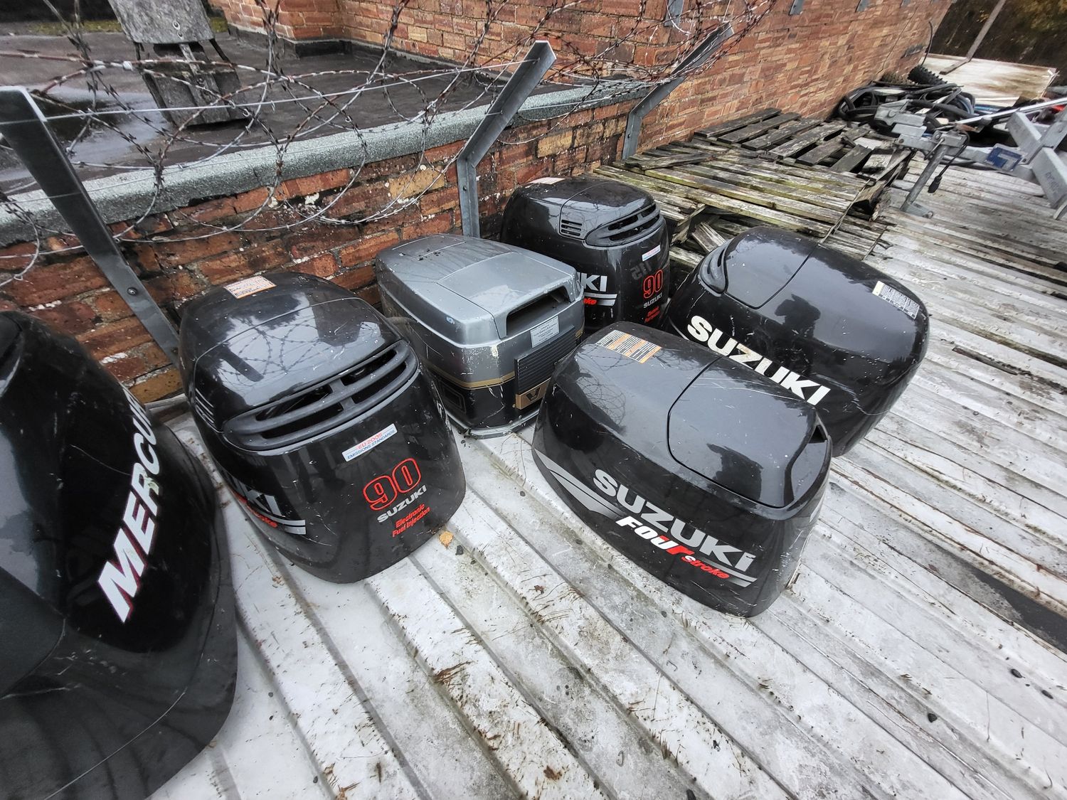 Outboard cowling and side casings