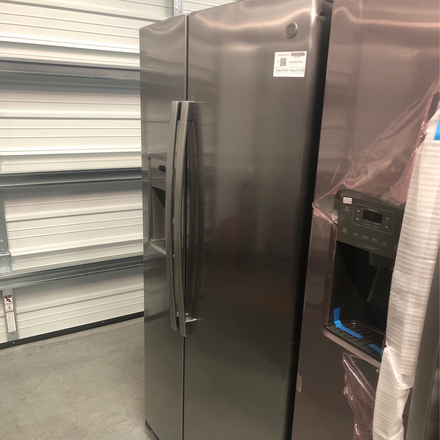 GE Refrigerator 25.3-cu ft Side-by-Side with Ice Maker (Fingerprint-Resistant Stainless Steel) Model GSS25IYNFS