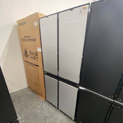 Bespoke Samsung 29 cu ft Refrigerator. Customizable Door, Modern Design Flat Panel. Model RF29A9675AP. MSRP $3,299 /Q