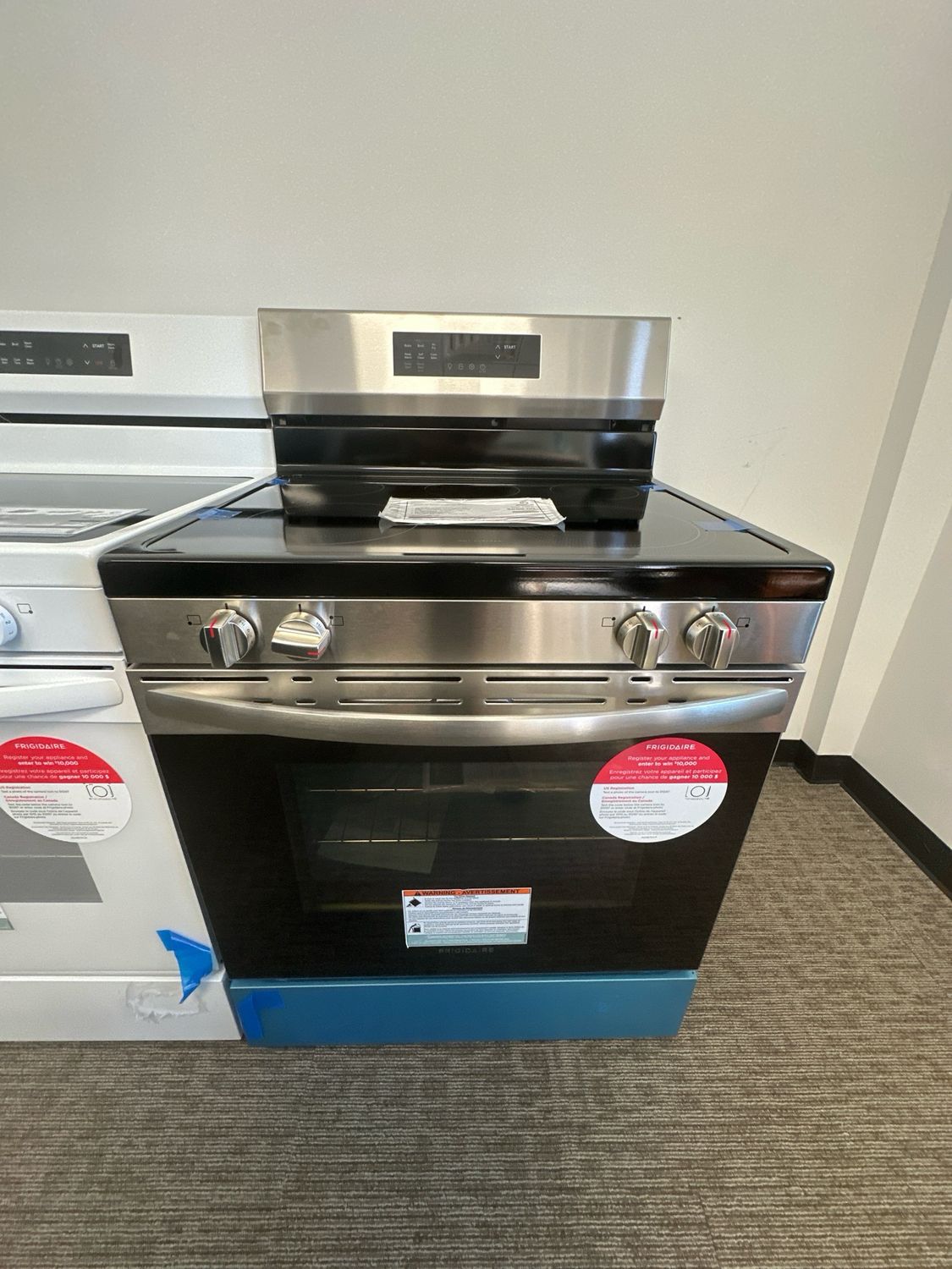 Frigidaire 30&quot; Electric Range with Air Fry FCRE3083AS