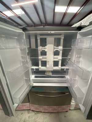 Samsung 28.2 Cu Ft Standard-Depth French Door Refrigerator with Ice Maker Model RF28T5001SR
