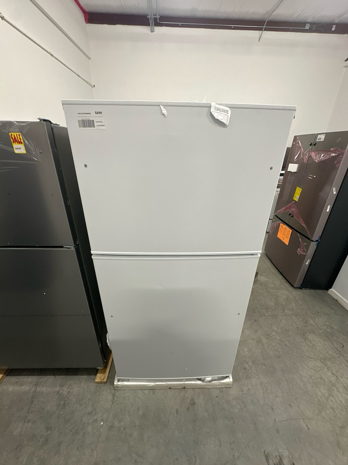 GE GIE21GTHWW ENERGY STAR 21.1 Cu. Ft. Top-Freezer Refrigerator 33&quot;