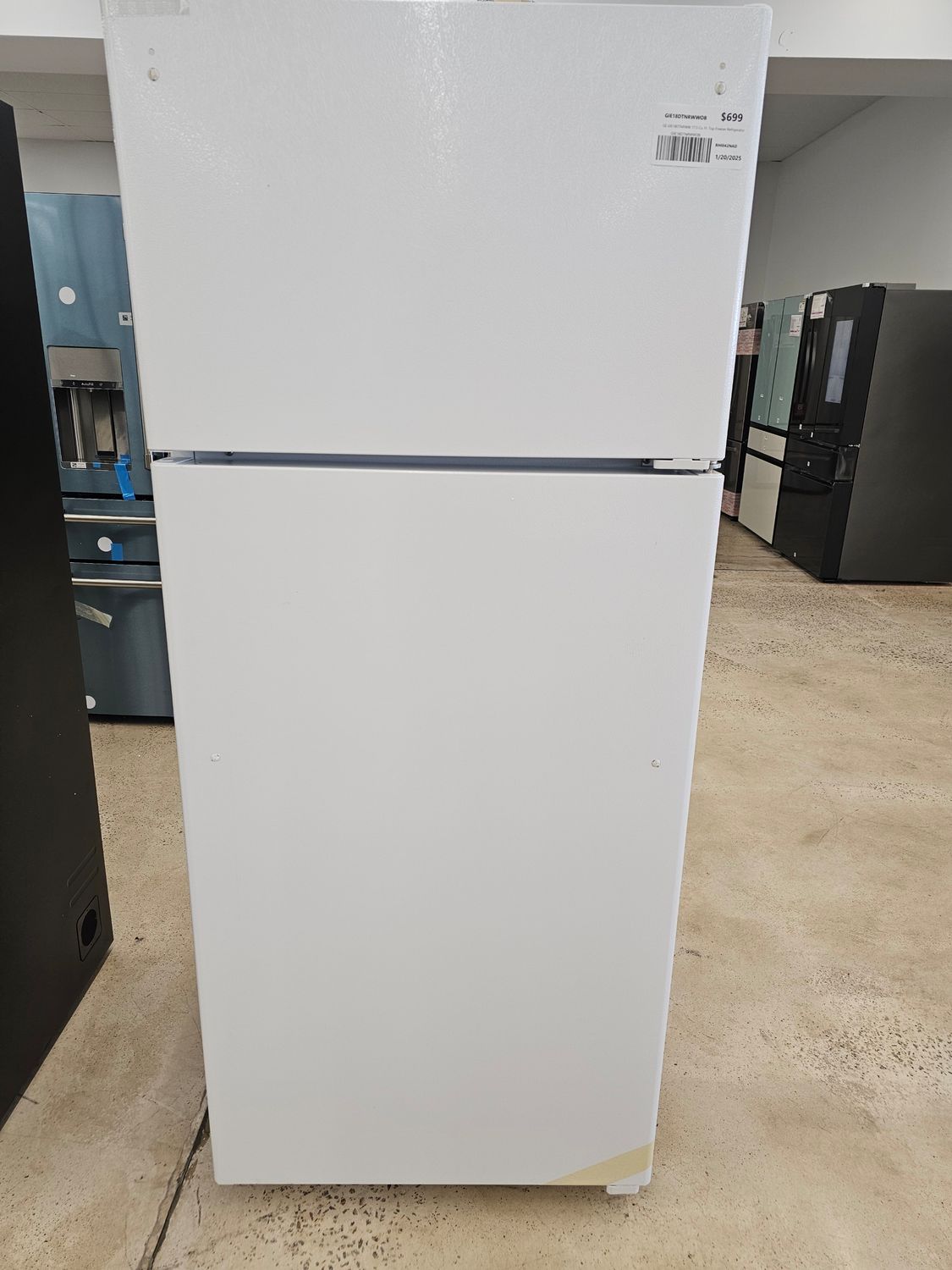 GE GIE18DTNRWW 17.5 Cu. Ft. Top-Freezer Refrigerator Mhc1