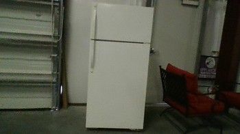 Pre Owned Kenmore Refrigerator 25379802893PO