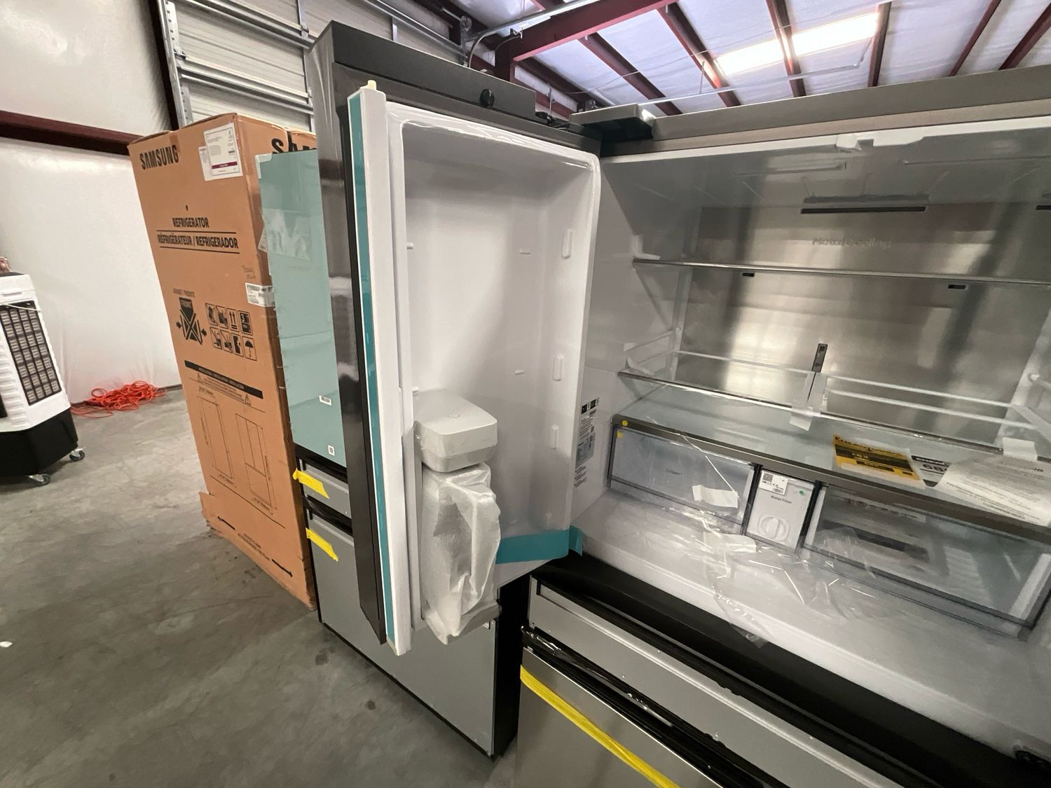 Samsung RF29BB8200QL 29 cu ft Refrigerator. Customizable Door, Modern Design Flat Panel