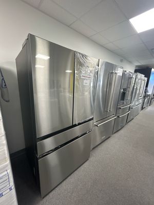 Bespoke Samsung RF29BB8200QLAA 29 cu ft Refrigerator. Customizable Door, Modern Design Flat Panel S&D