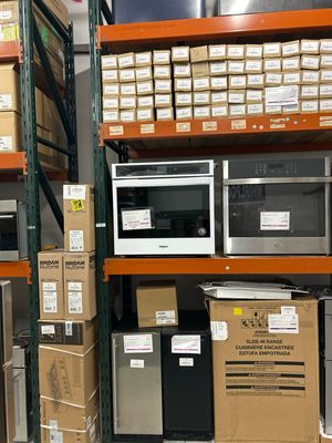 Whirlpool Smart 30-in Self-cleaning Smart Single Electric Wall Oven (White) Model WOS51EC0HW