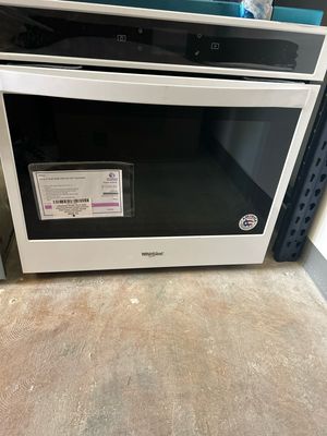 Whirlpool Smart 30-in Self-cleaning Smart Single Electric Wall Oven (White) Model WOS51EC0HW