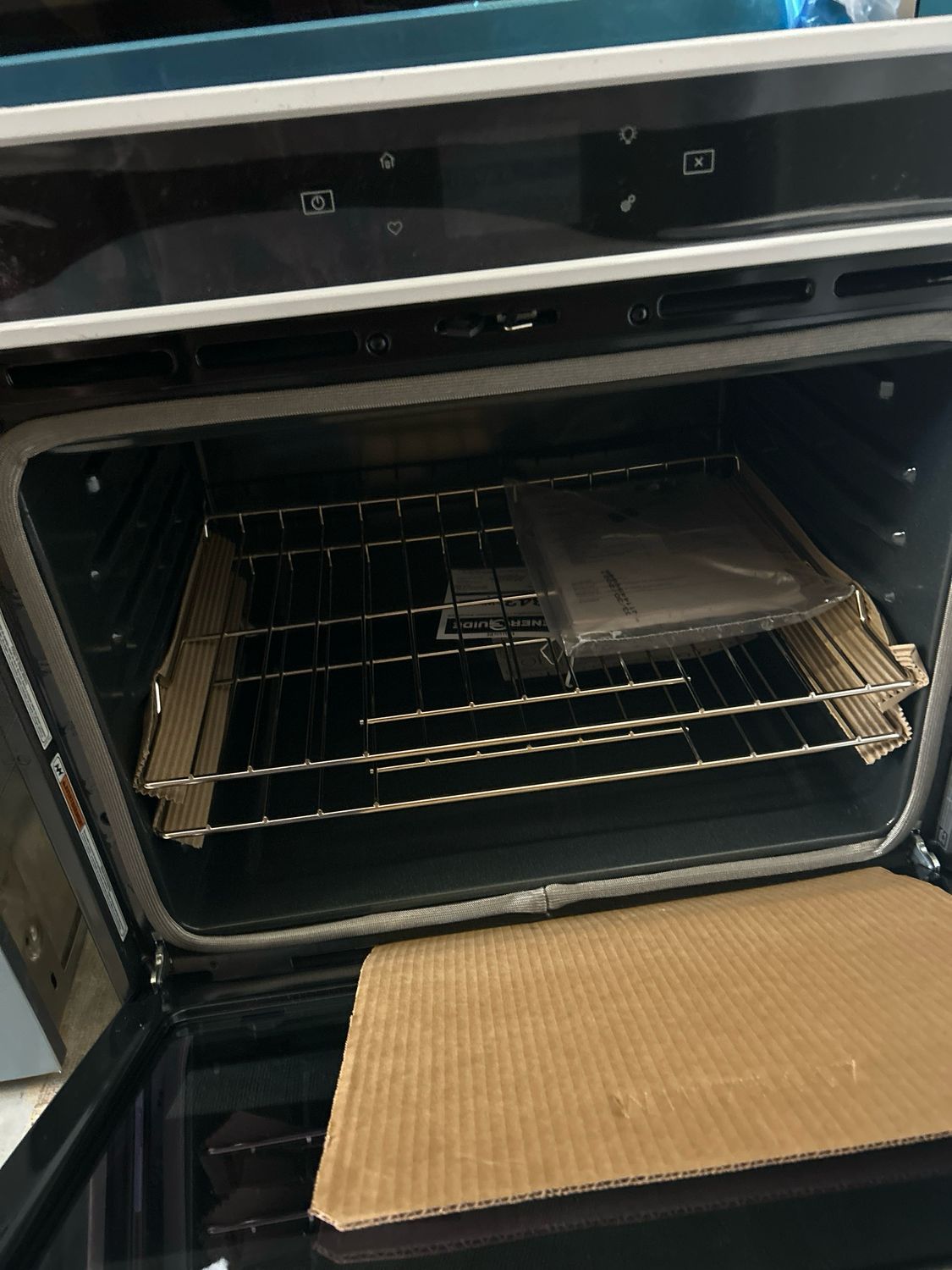 Whirlpool Smart 30-in Self-cleaning Smart Single Electric Wall Oven (White) Model WOS51EC0HW