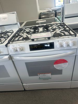 Frigidaire FCFG3062AW 30" Front Control Gas Range with Quick Boil