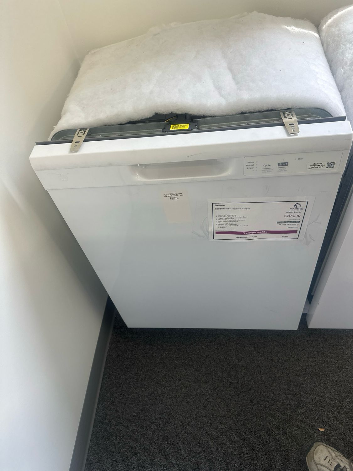 GE GDF460PGTWW Dishwasher with Front Controls