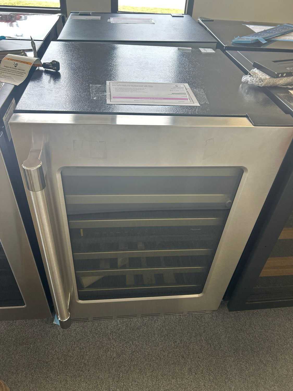Thermador T24UW925RS Freedom® Under Counter Wine Cooler with Glass Door 24'' Professional Stainless Steel, Right Hinge