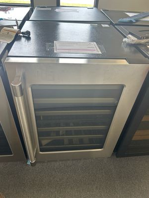 Thermador T24UW925RS Freedom® Under Counter Wine Cooler with Glass Door 24'' Professional Stainless Steel, Right Hinge