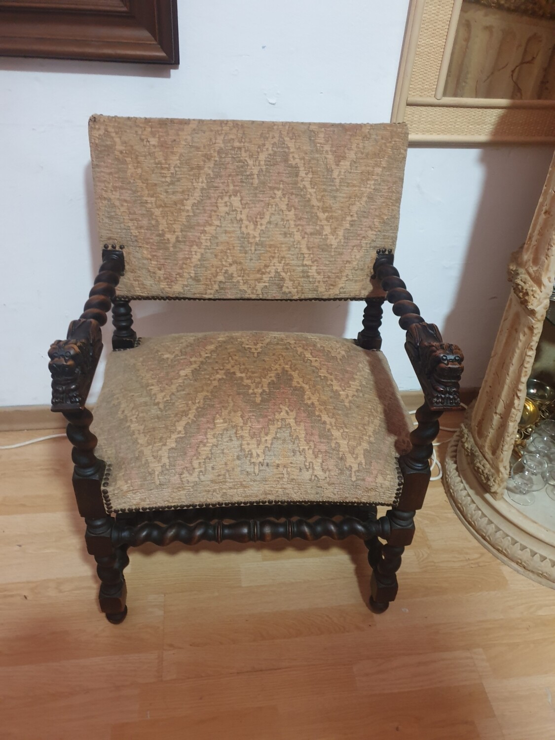 Antiguo sillon de madera tallada