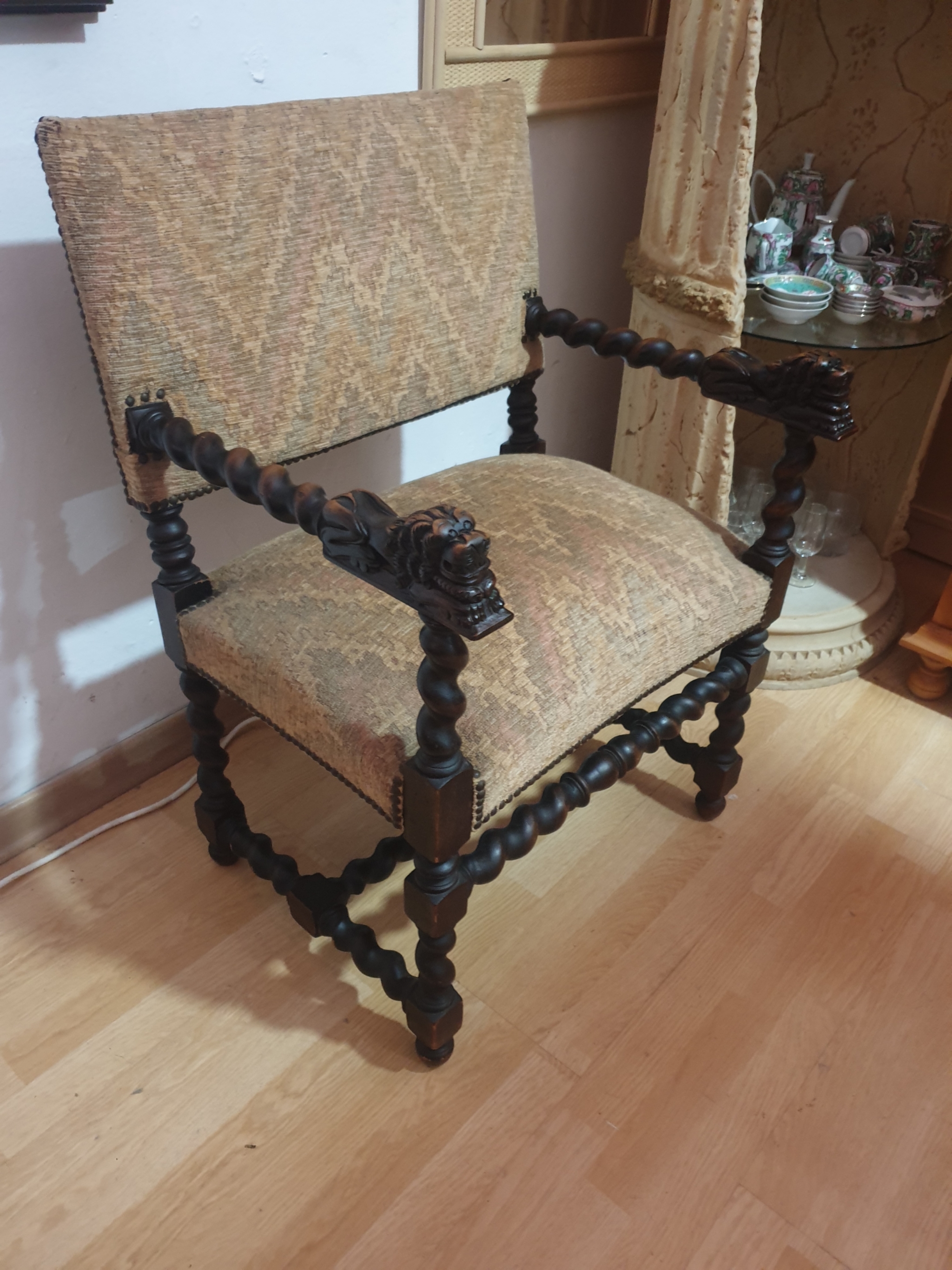 Antiguo sillon de madera tallada