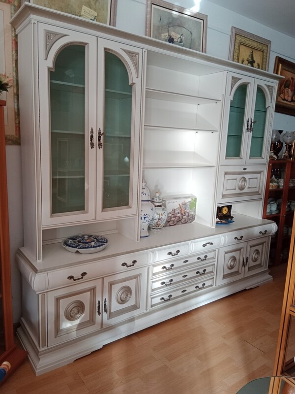 Mueble de madera para salón, blanco con detalles plateados