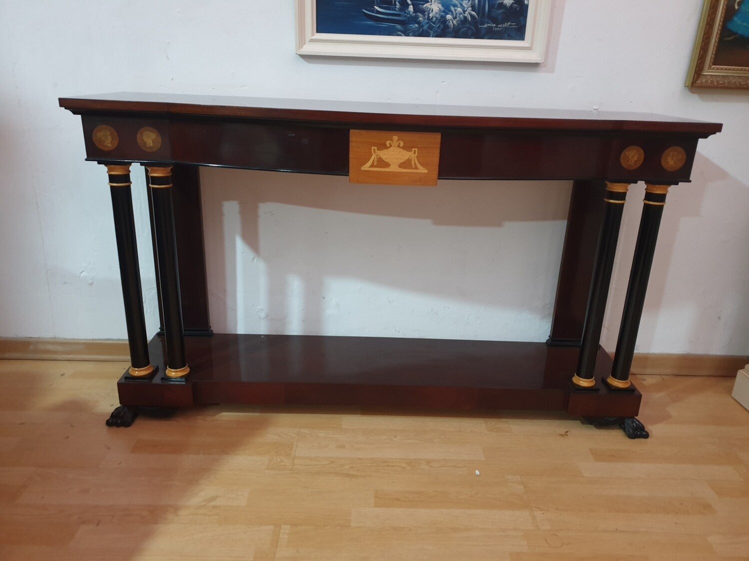 Consola de madera con marquetería
