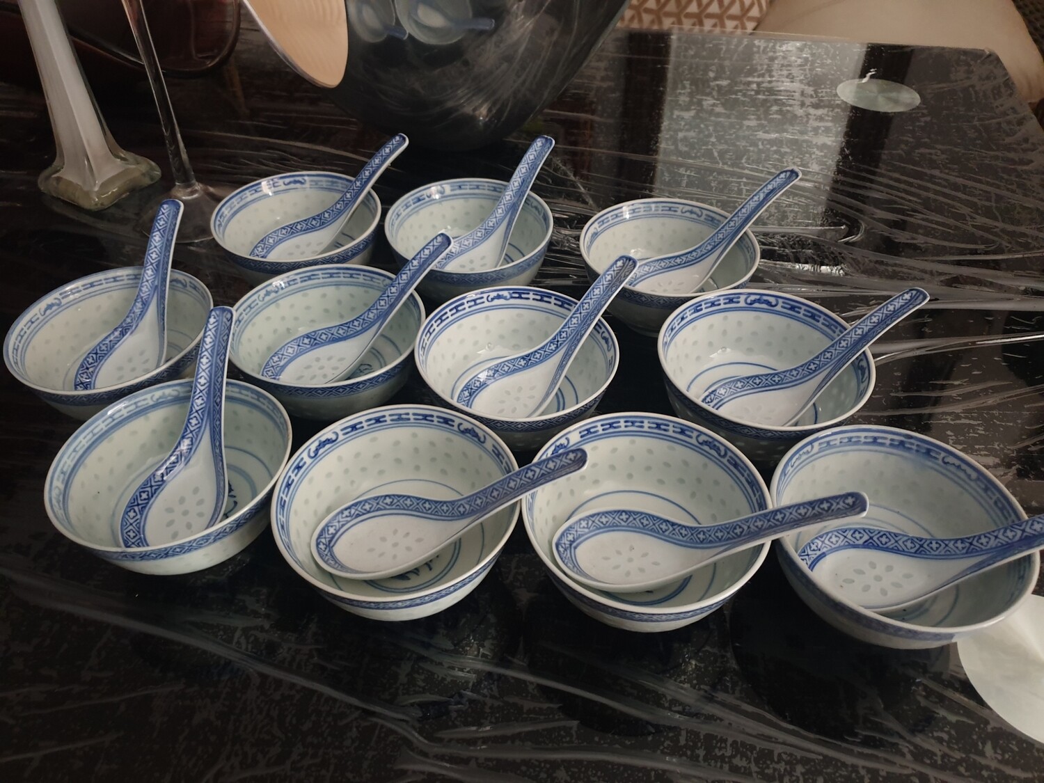 Cuencos orientales de porcelana con cucharas