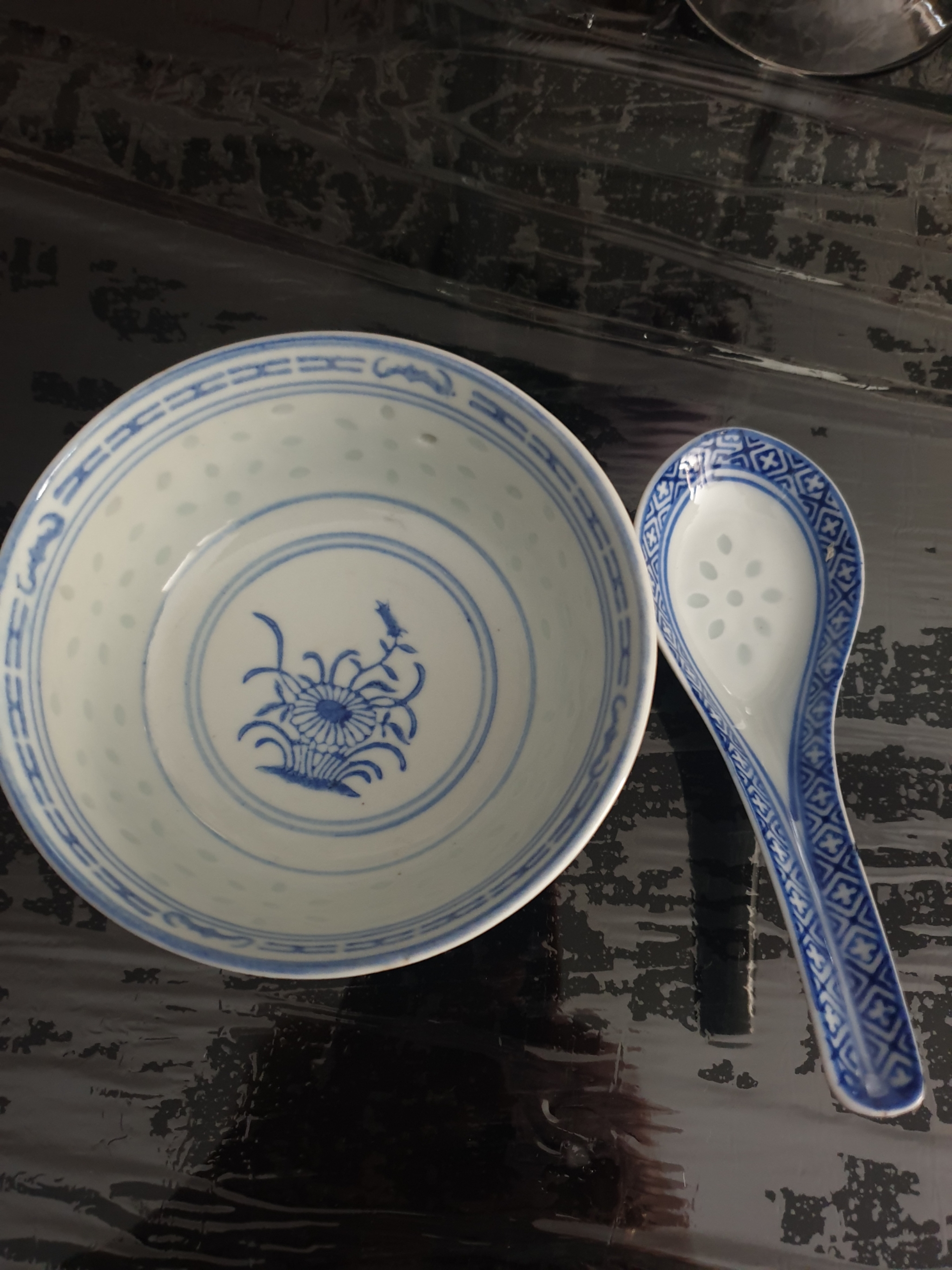 Cuencos orientales de porcelana con cucharas