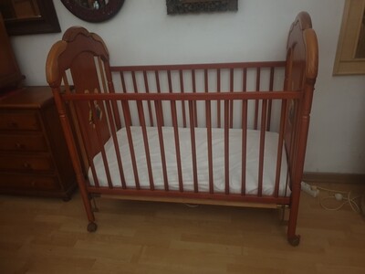 Cuna de madera con colchón