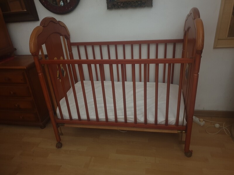 Cuna de madera con colchón