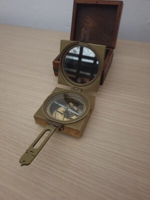 Antiguo compas marino de bronce