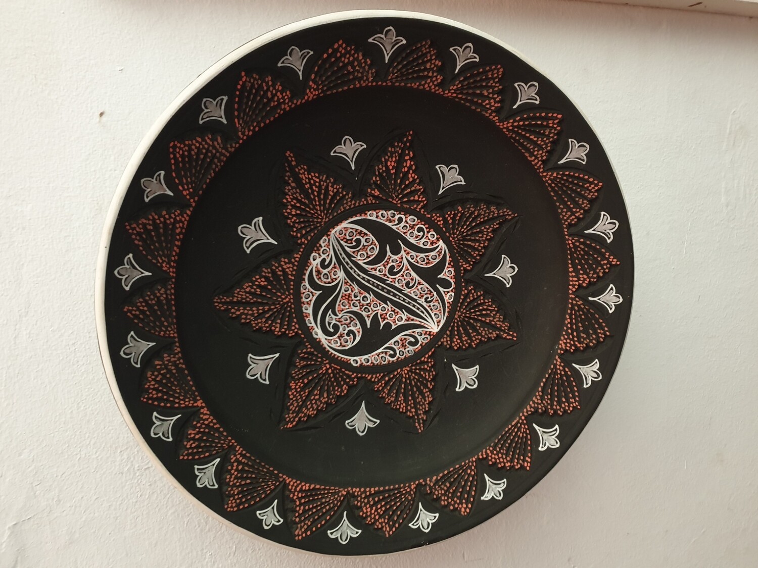 Plato decorativo tallado y pintado a mano