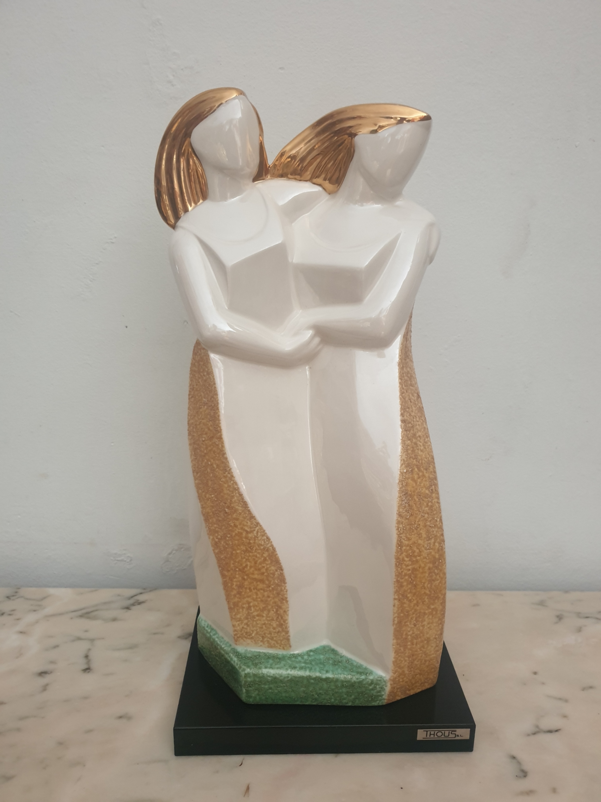 Figura de mujeres marca Thous