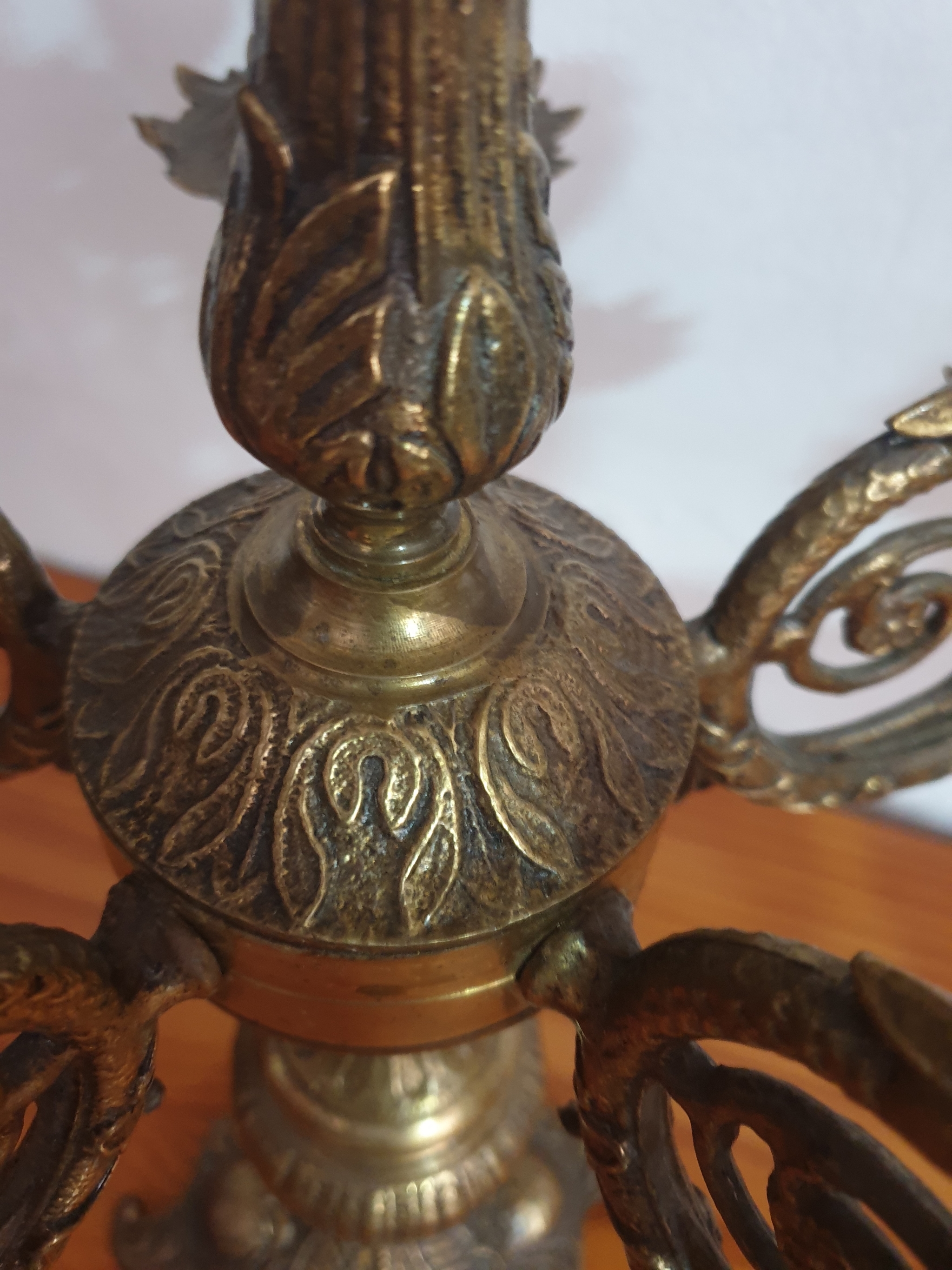 Dos Antiguos candelabros de bronce