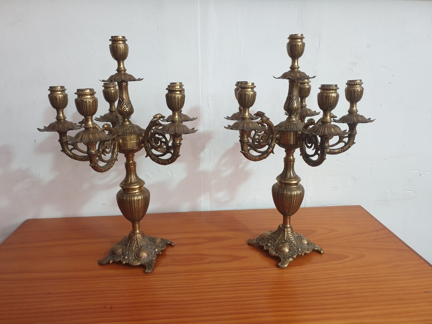 Dos Antiguos candelabros de bronce