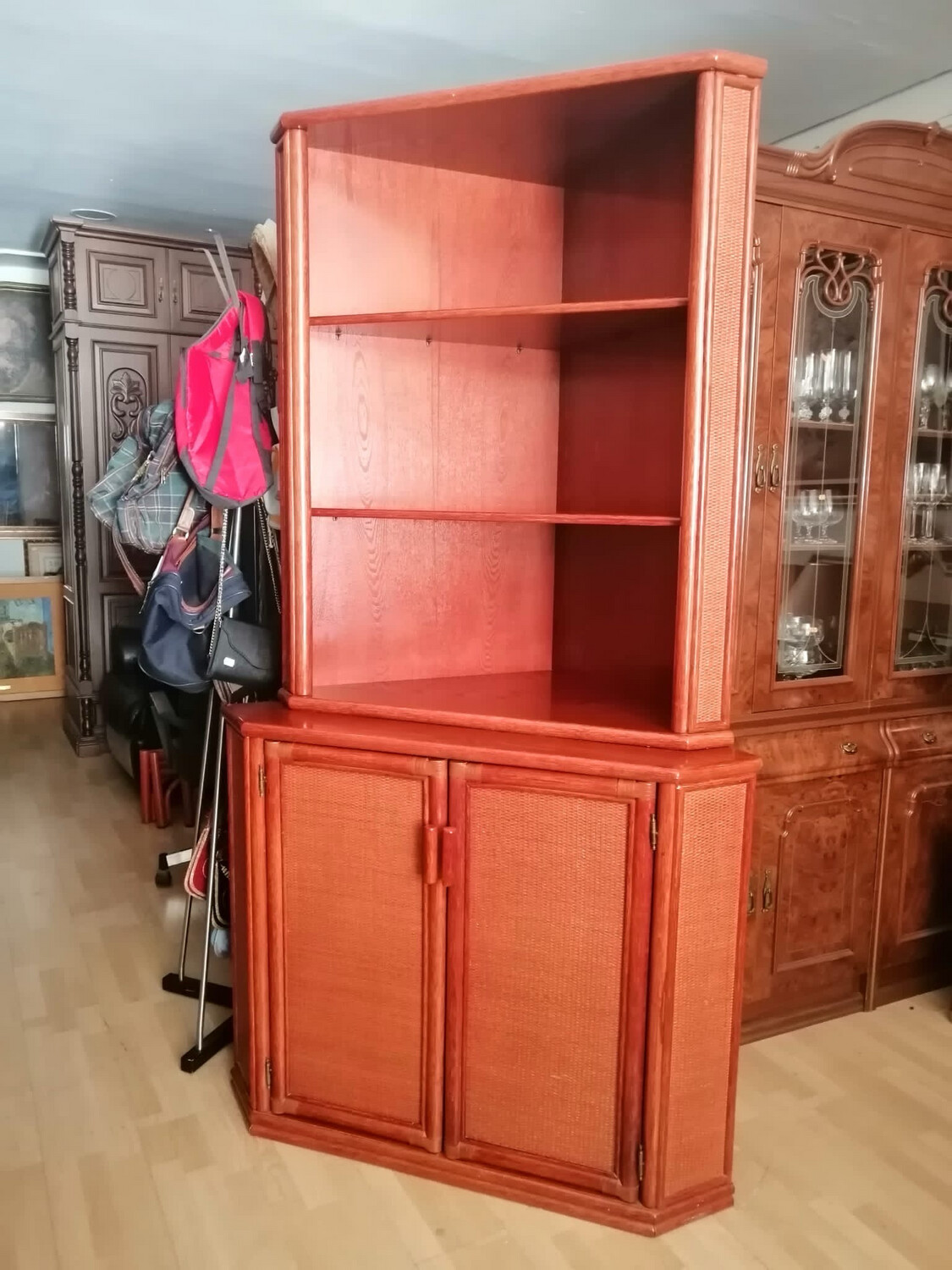 Mueble esquinero de bambú