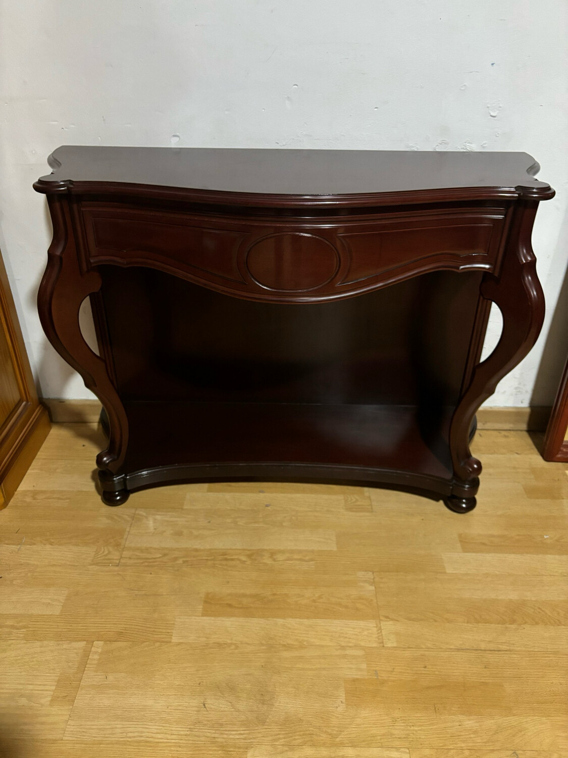 Consola clásica de madera