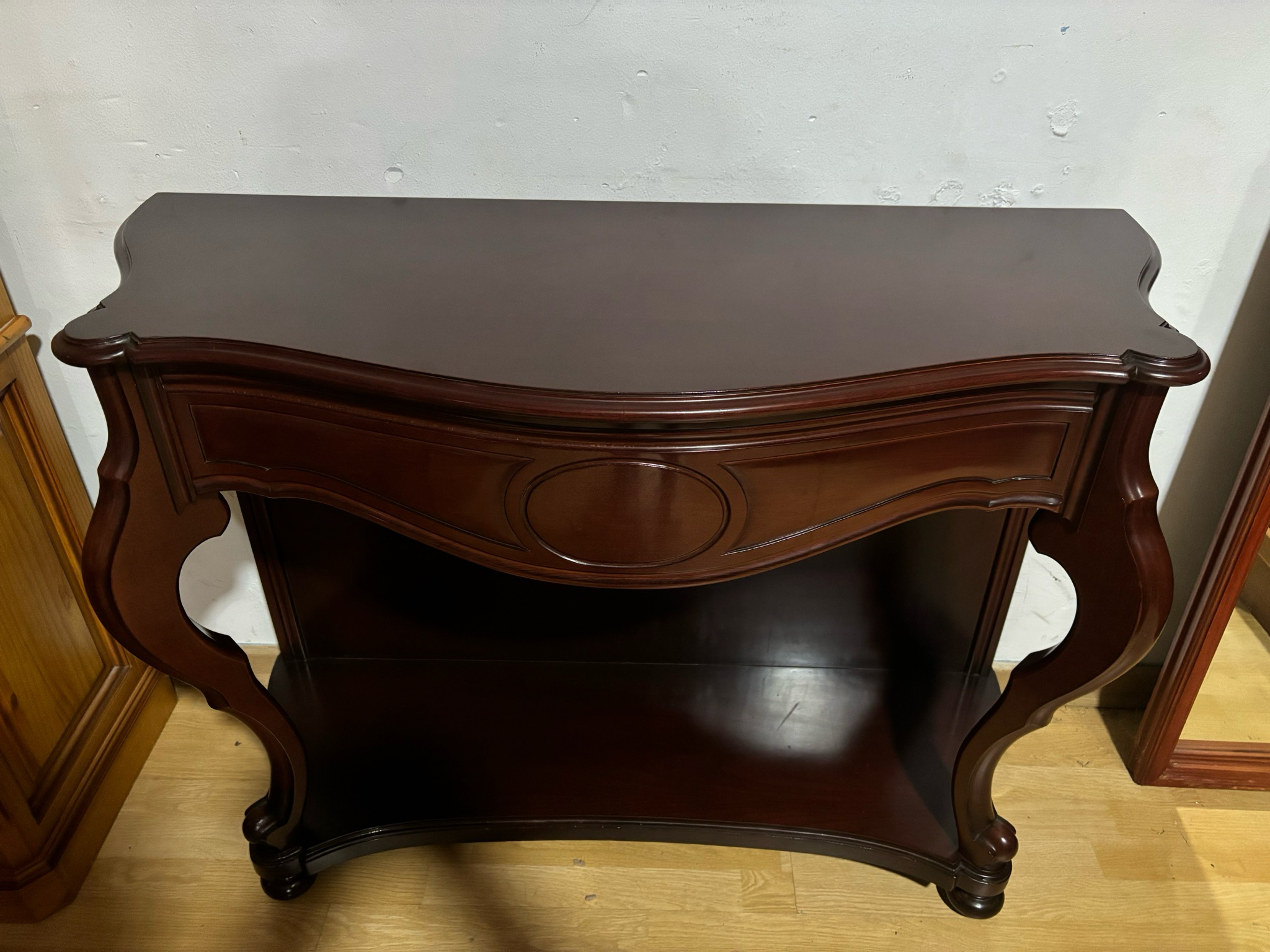 Consola clásica de madera