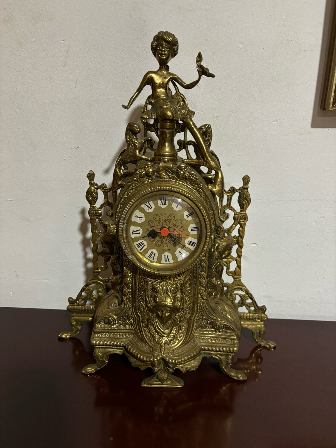 Antiguo reloj de bronce sobremesa