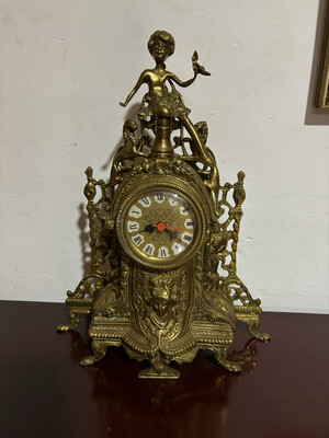 Antiguo reloj de bronce sobremesa