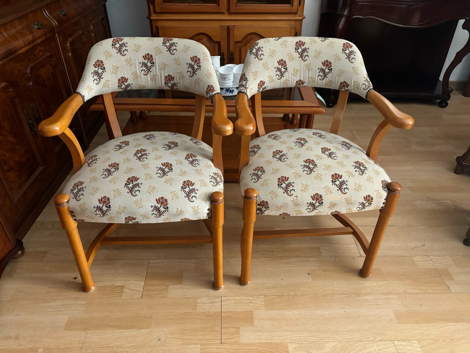 Dos sillones de madera