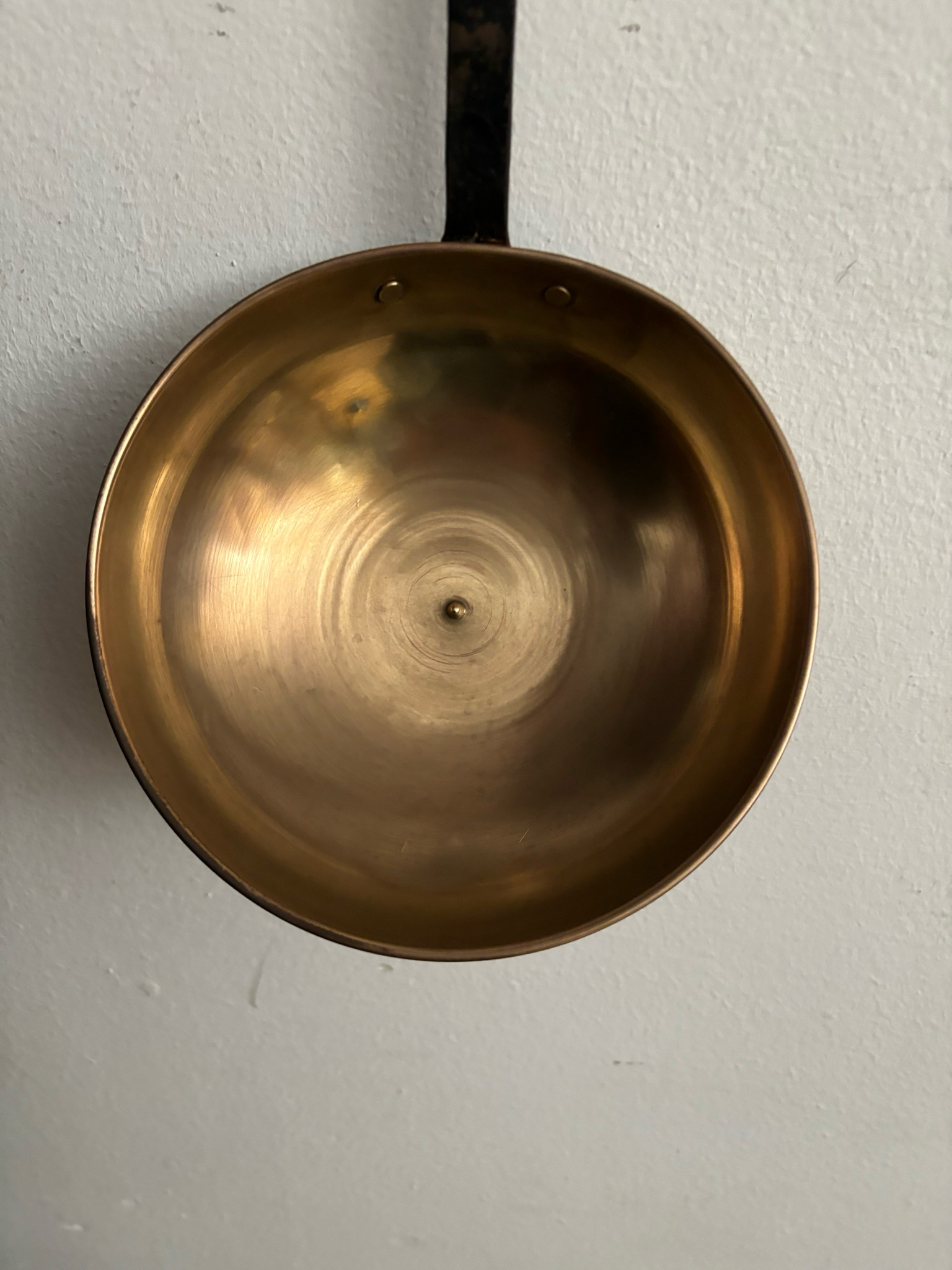 Antiguo cucharón de cobre y hierro