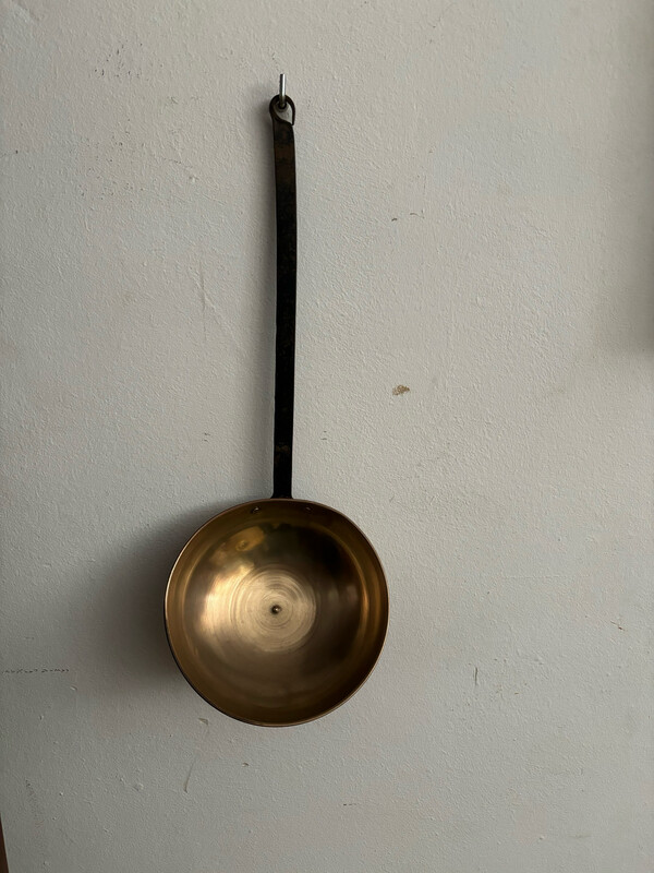 Antiguo cucharón de cobre y hierro