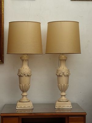 Dos lámparas sobre la mesa de madera tallada, de los años 50-60