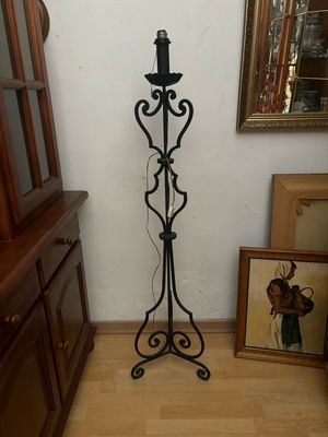 Antigua lámpara de pie de hierro fundido