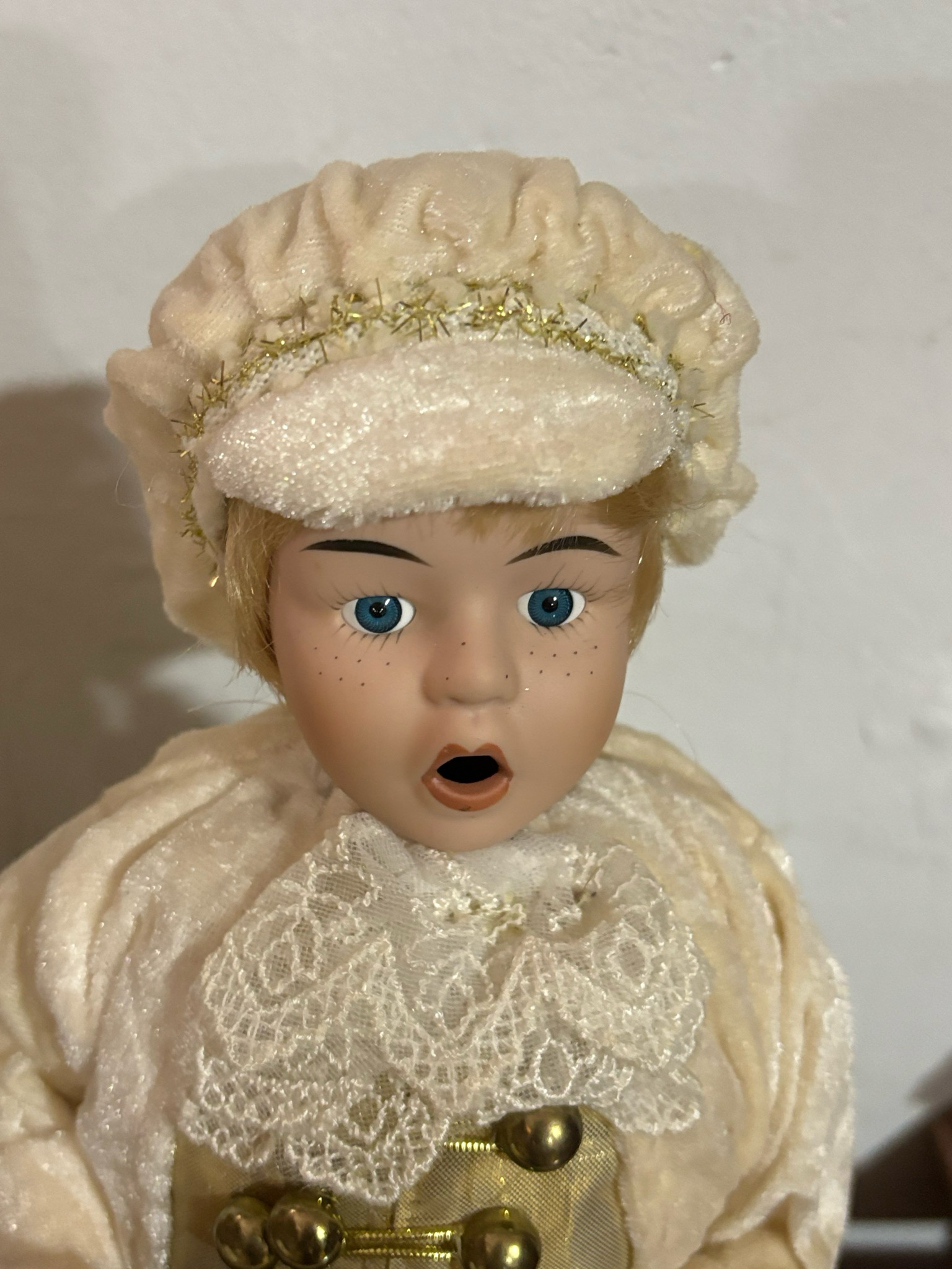 Muñecas de niños cantando para Navidad