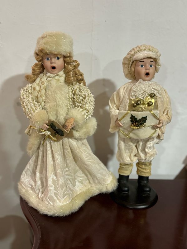 Muñecas de niños cantando para Navidad Muñecas de niños cantando para Navidad