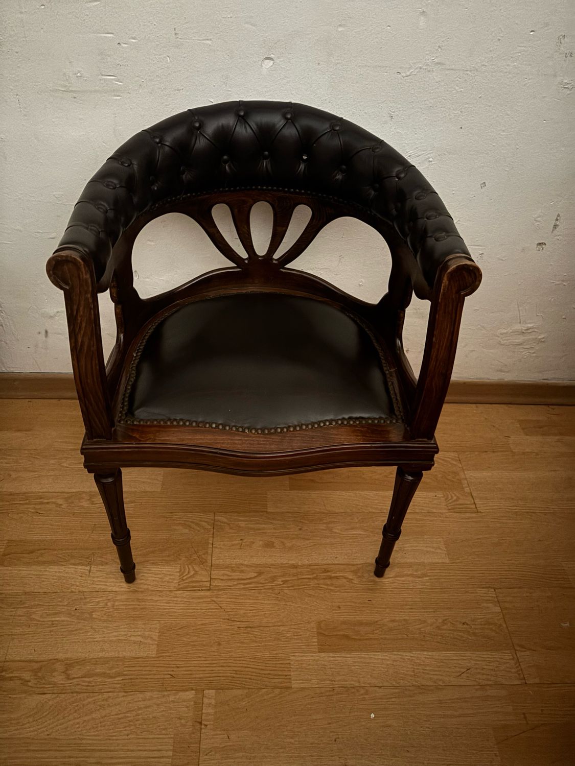 Butaca de comedor francesa de cuero y nogal, años 50