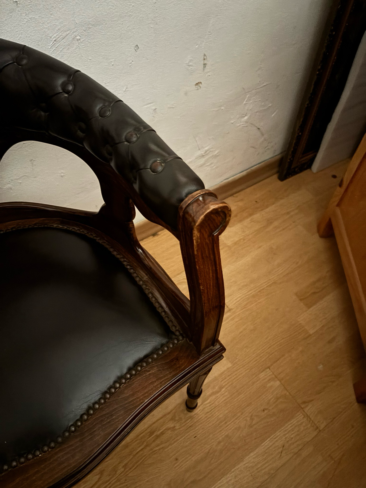 Butaca de comedor francesa de cuero y nogal, años 50