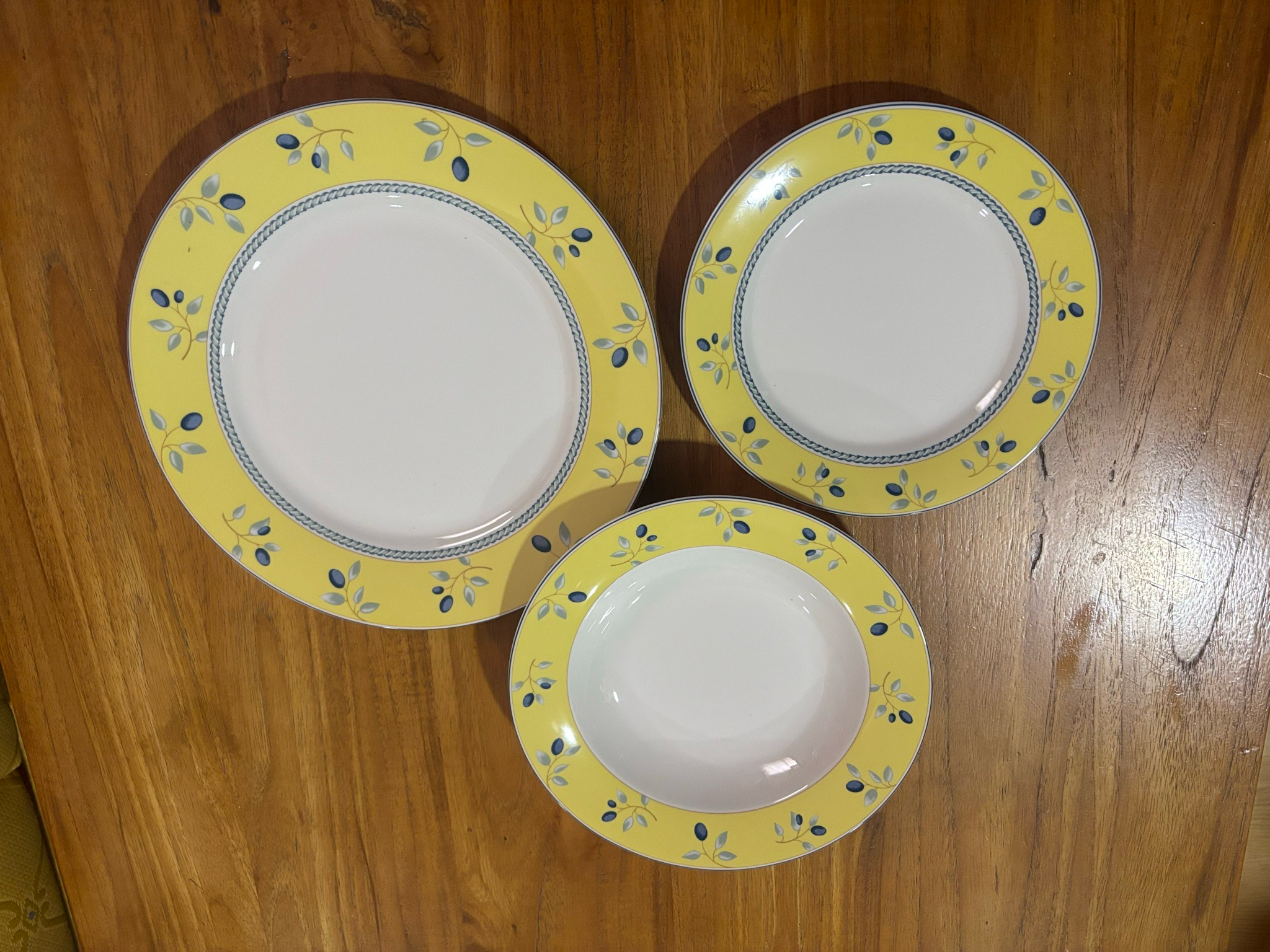 Tres platos de Royal Doulton en su caja
