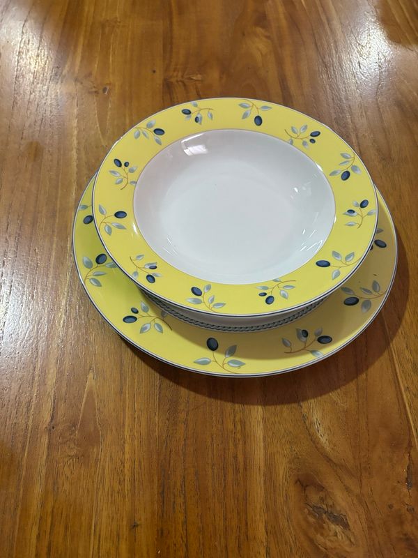 Tres platos de Royal Doulton en su caja